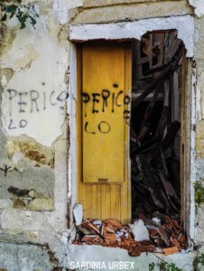 UNA PORTA LATERALE DI VILLA PIETRI